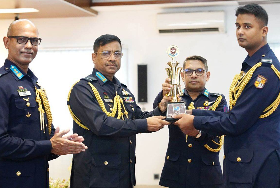 বিমান বাহিনীর জুনিয়র কমান্ড ও স্টাফ কোর্সের সনদপত্র বিতরণ অনুষ্ঠান