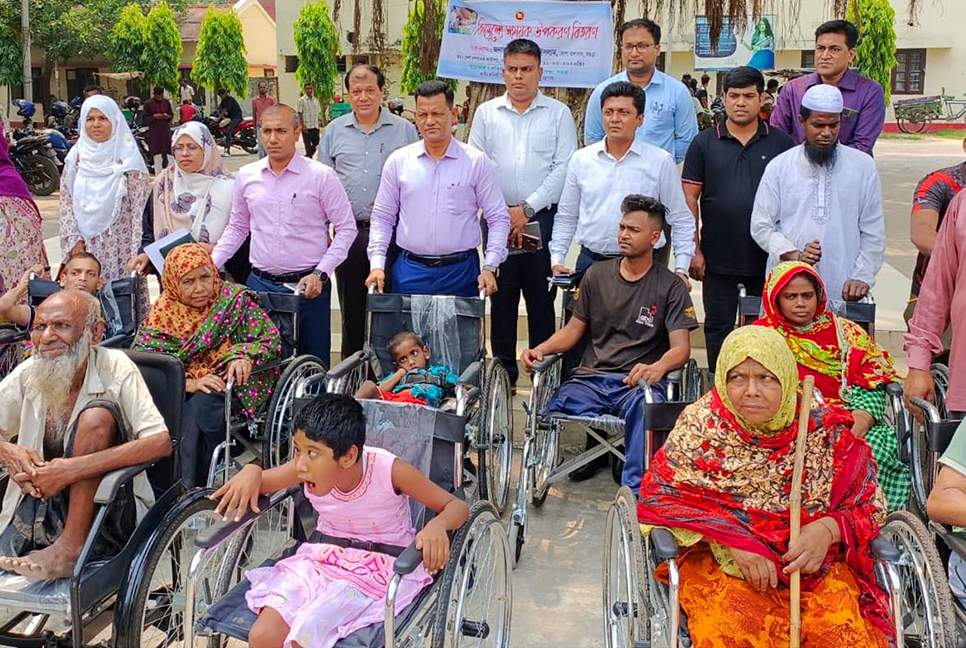 বগুড়ায় প্রতিবন্ধীদের মাঝে সহায়ক উপকরণ বিতরণ