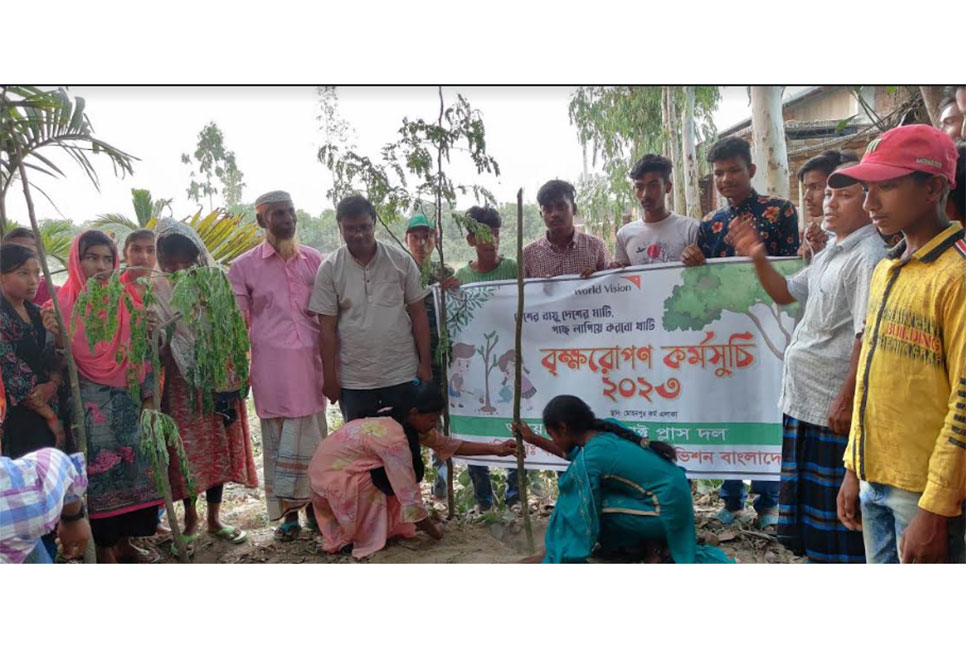 বীরগঞ্জে সজনার ডাল রোপণ কার্যক্রম