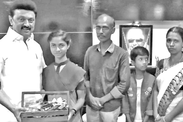 পরীক্ষায় ৬০০-তে ৬০০ পেলেন কাঠমিস্ত্রির মেয়ে
