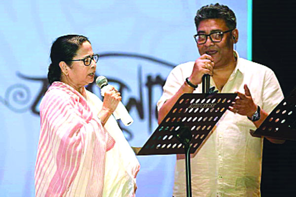 গান গেয়ে দর্শক মাতালেন মমতা