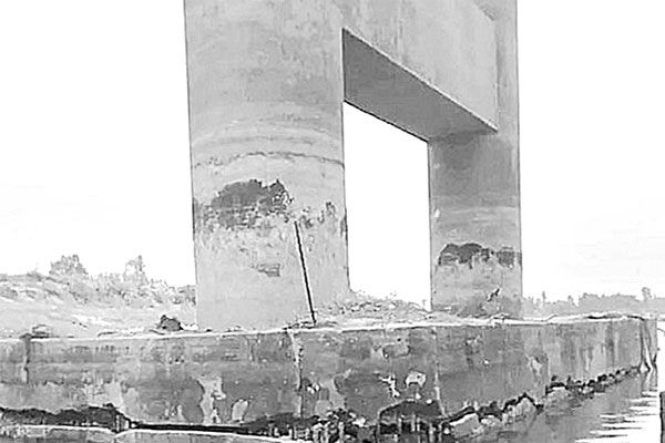 নির্মাণ শেষ হয়নি, সেতুতে ফাটল