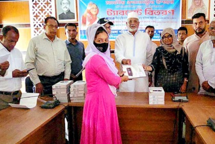 বগুড়ায় শিক্ষার্থীদের মাঝে উপহারের ট্যাব বিতরণ