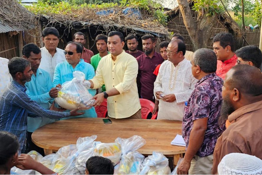 ঠাকুরগাঁওয়ে অগ্নিকাণ্ডে ক্ষতিগ্রস্ত পরিবারের মাঝে খাদ্যসামগ্রী বিতরণ