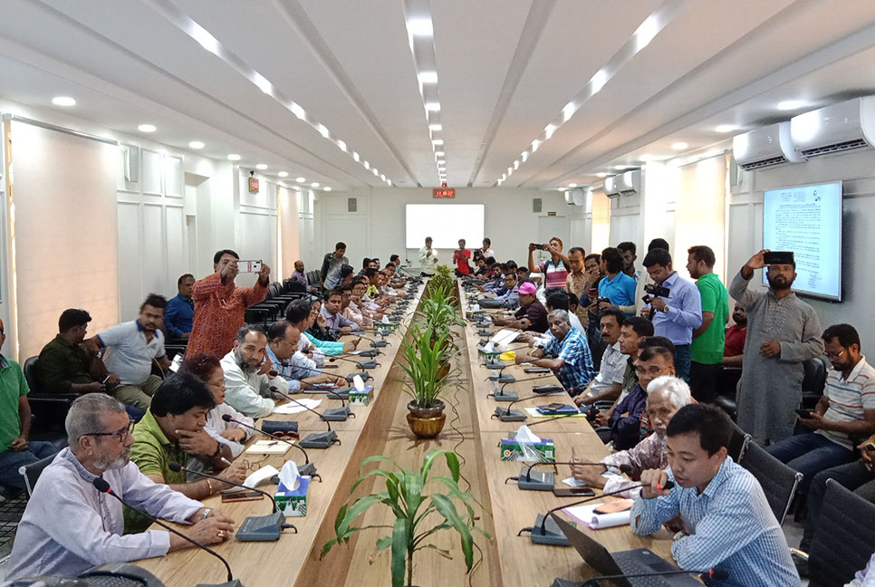 বরগুনায় ‘মোখা’ মোকাবিলায় দুর্যোগ ব্যবস্থাপনা কমিটির জরুরি সভা