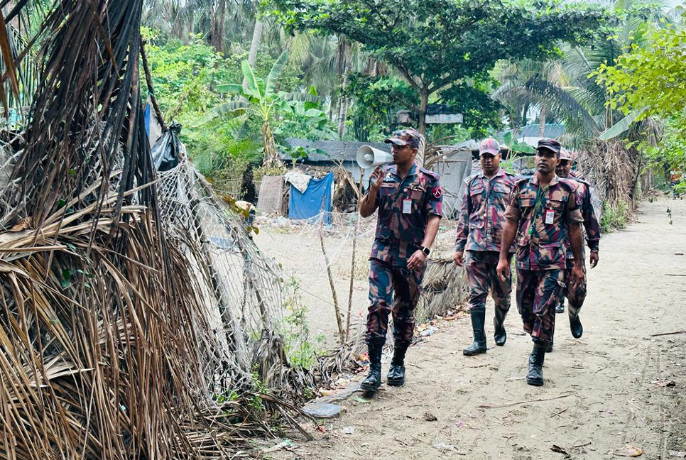 মানুষকে নিরাপদ আশ্রয়ে নিতে বিজিবির মাইকিং

