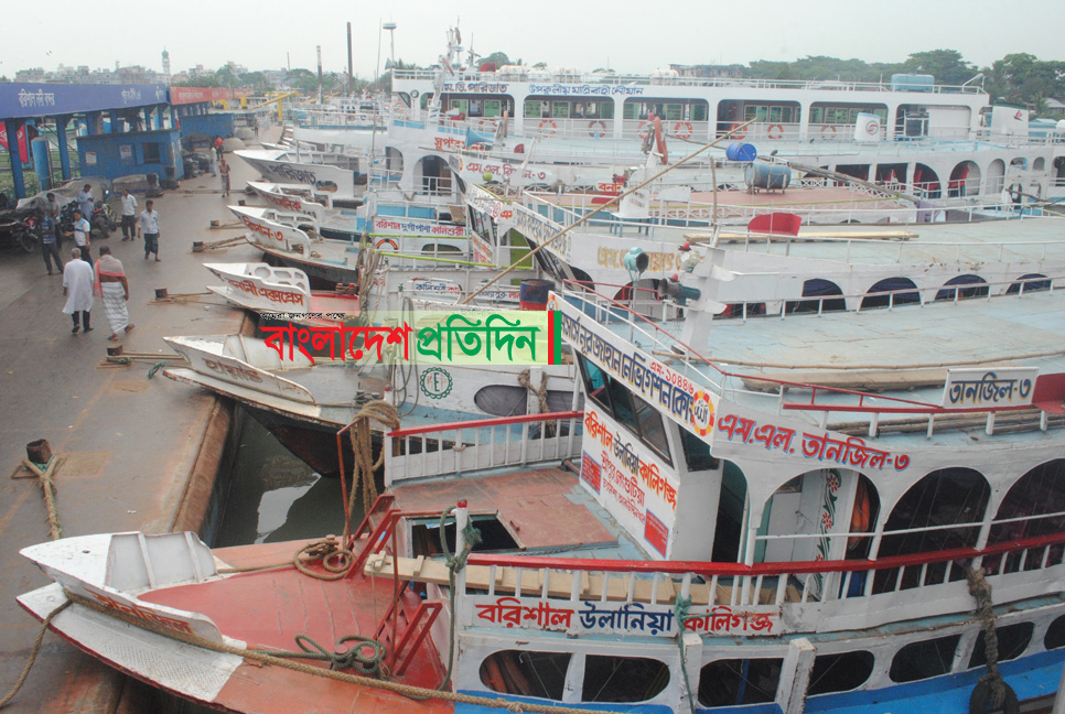 আতঙ্কে উপকূলবাসী, বরিশালে নৌযান চলাচল বন্ধ 

