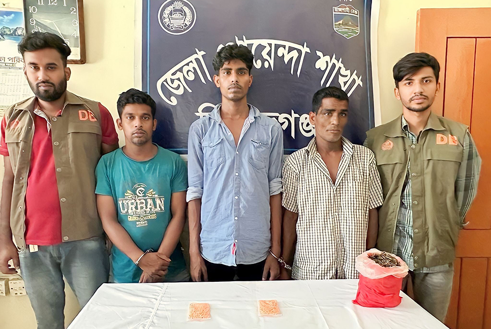 সিরাজগঞ্জে ইয়াবা ও গাঁজাসহ আটক ৩