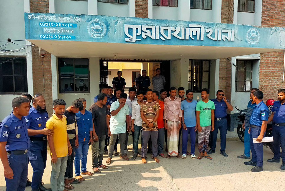 গড়াই নদে অবৈধভাবে বালু উত্তোলন, গ্রেফতার ১৪
