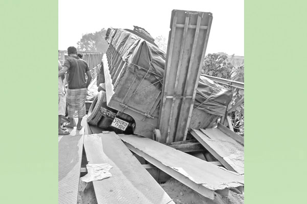 মেরামতের চার দিন পর আবার ভেঙে পড়ল সেতু