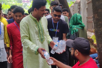 ঢাবিতে ভর্তি পরীক্ষা, শিক্ষার্থীদের সেবায় তৎপর ছাত্রলীগ
