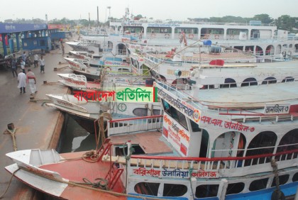 আতঙ্কে উপকূলবাসী, বরিশালে নৌযান চলাচল বন্ধ 

