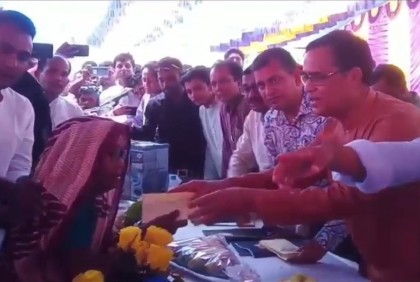 নেত্রকোনায় অসহায়দের মাঝে অনুদানের অর্থ বিতরণ