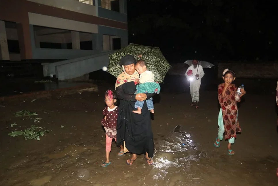 মোখার প্রভাব শুরু, বরিশালে আশ্রয়ণকেন্দ্রে মানুষের ভিড়