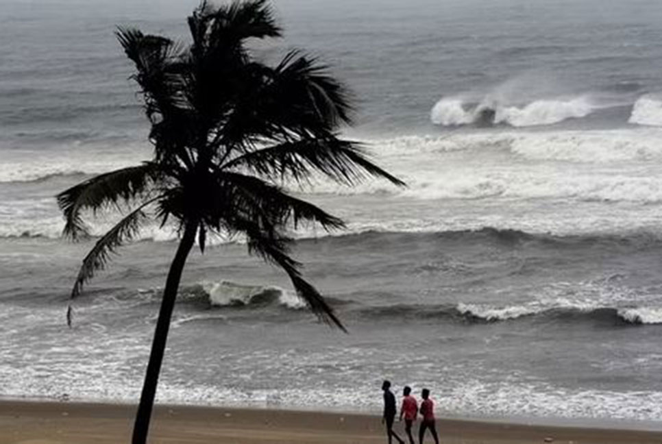 দুপুর ১২টায় সেন্টমার্টিনে তাণ্ডব চালাতে পারে ‘মোখা’