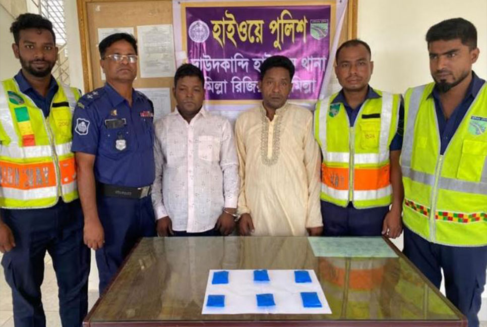 দুই বাসযাত্রীর শরীরে ১২শ' পিস ইয়াবা!