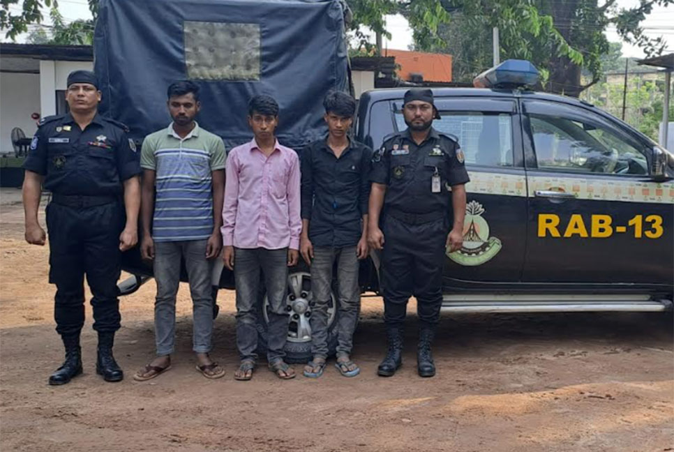 রংপুরে ফেনসিডিলসহ ৩ 
মাদক ব্যবসায়ী গ্রেফতার