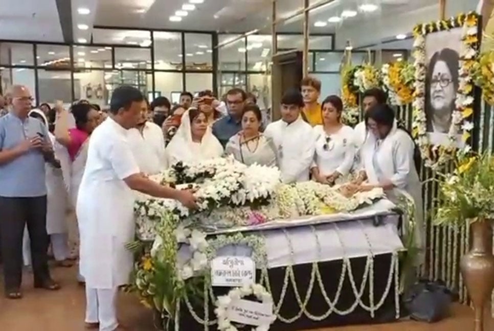 প্রয়াত সংগীতশিল্পী কল্যাণী কাজীকে শেষ শ্রদ্ধা