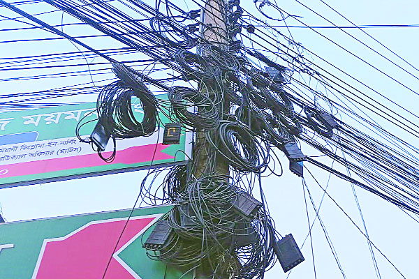 মাথার ওপর তারের জঞ্জাল