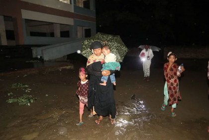মোখার প্রভাব শুরু, বরিশালে আশ্রয়ণকেন্দ্রে মানুষের ভিড়