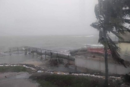 ‘বাতাসের গতিবেগ বেড়েই চলছে, আমরা খুব ভয়ে আছি’