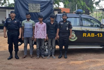 রংপুরে ফেনসিডিলসহ ৩ 
মাদক ব্যবসায়ী গ্রেফতার