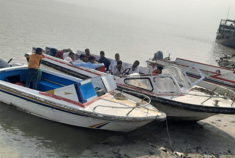 
নোয়াখালীর সাথে হাতিয়ার নৌযান চলাচল শুরু