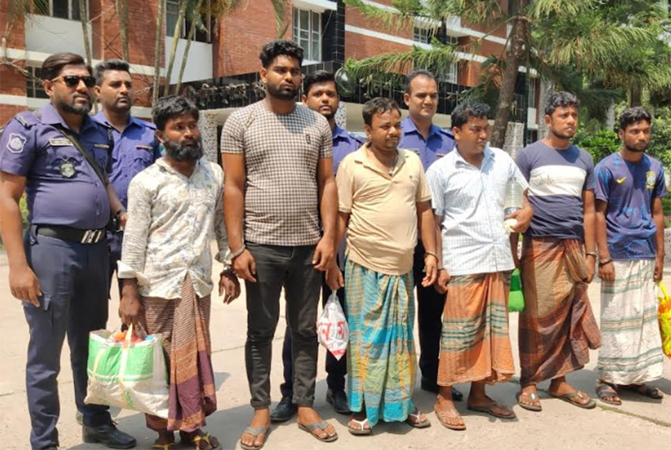 আলমডাঙ্গায় পুলিশের অভিযানে আটক ৬