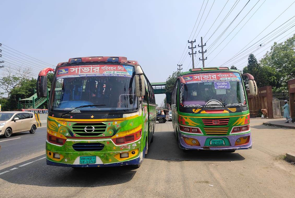চলন্ত বাস থেকে পড়ে জাবি শিক্ষার্থী আহত, প্রতিবাদে ৮ বাস আটক