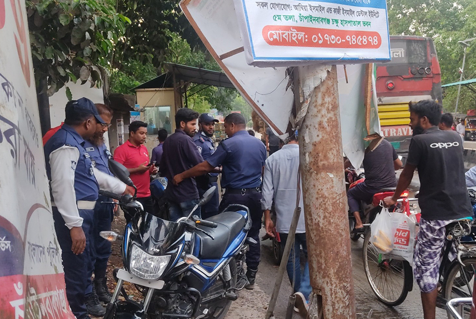 পুলিশ দেখে উল্টো পথে পালাতে গিয়ে আরেক মোটরসাইকেলে ধাক্কা