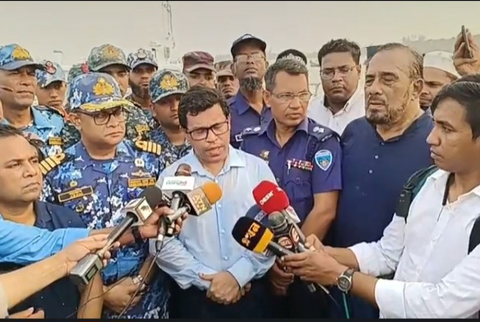সেন্টমার্টিন পরিদর্শনে ডিসি এসপি, ক্ষতিগ্রস্তদের মাঝে ত্রাণ বিতরণ