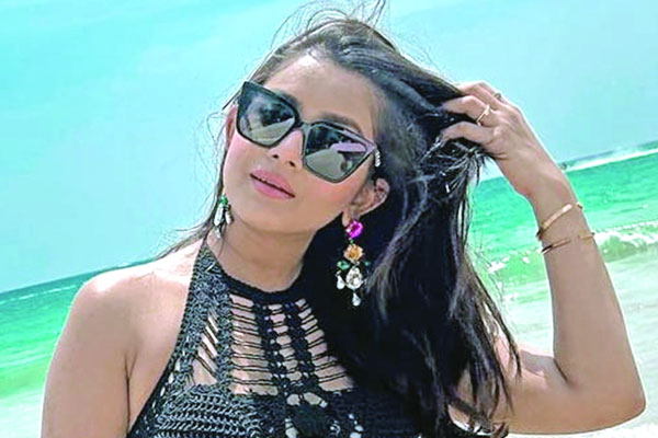 সৈকতে বেবিগার্ল তিশা