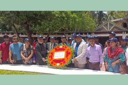 টুঙ্গিপাড়ায় বঙ্গবন্ধুর সমাধিতে বিদেশি ১৫ প্রকৌশলীর শ্রদ্ধা