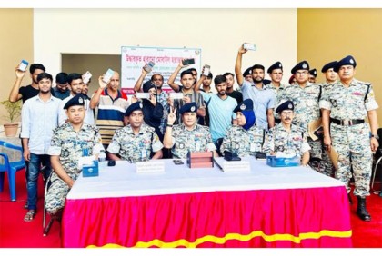 বরিশালে হারিয়ে যাওয়া ১২ মোবাইল ফোন মালিকদের কাছে হস্তান্তর