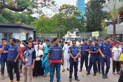 শ্রীপুরে পুলিশের গাড়িতে আগুনের ঘটনায় আটক ৭, কারখানা বন্ধ