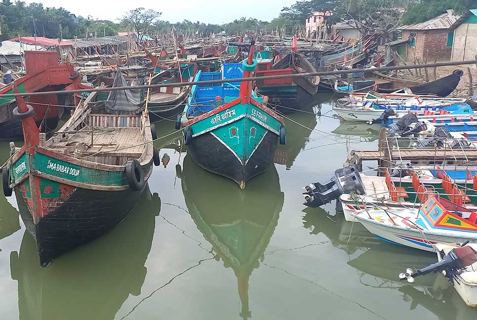 তিনদিন বন্ধের পর টেকনাফ-সেন্টমার্টিন নৌরুটে নৌ-যান চলাচল শুরু