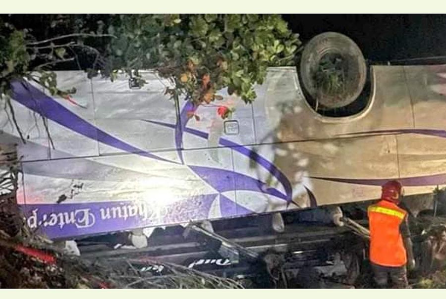 বাস উল্টে খাদে, সুপারভাইজার নিহত