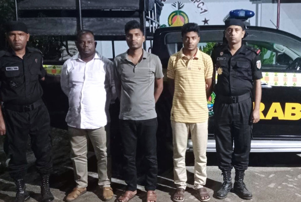 চাঁপাইনবাবগঞ্জে প্রতারক চক্রের মূলহোতাসহ আটক ৩