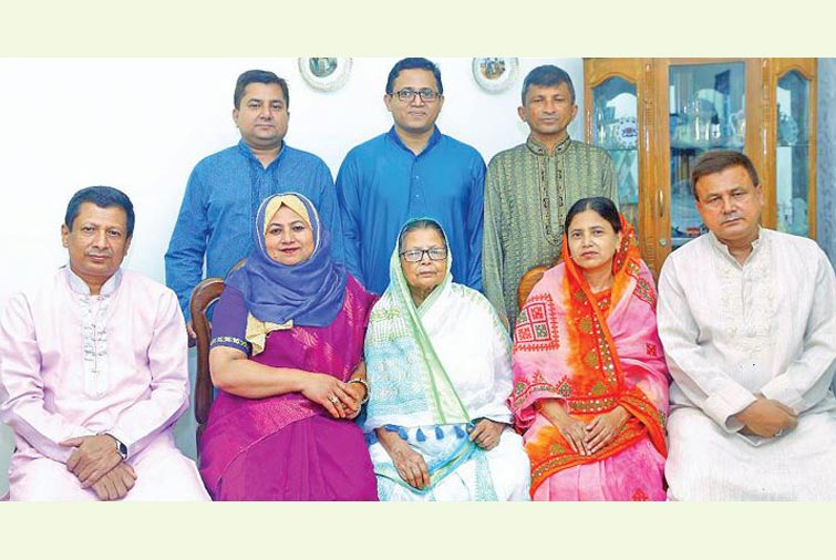 রত্নগর্ভা এই মায়ের বড় ছেলে আইজিপি, মেজ ছেলে উপজেলা চেয়ারম্যান ও দুজন বিশ্ববিদ্যালয়ের শিক্ষক