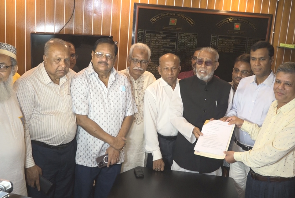 খুলনায় মনোনয়নপত্র জমা দিলেন তালুকদার আব্দুল খালেক