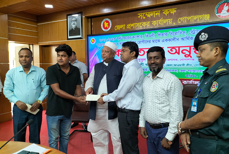 গোপালগঞ্জে জটিল রোগে আক্রান্তরা পেল প্রধানমন্ত্রীর চিকিৎসা সহায়তা