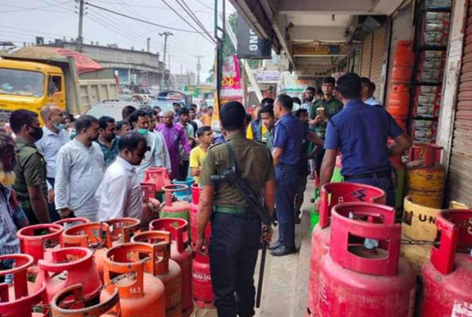 ফুলপুরে অবৈধ দোকানপাট উচ্ছেদ অভিযান 
