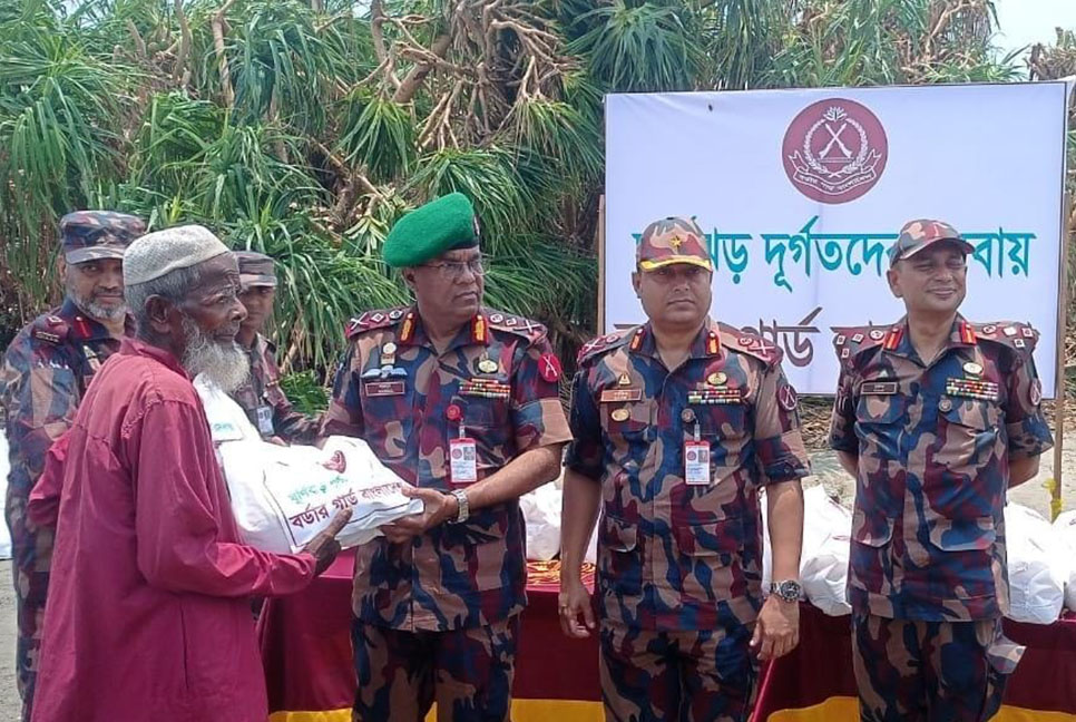 সেন্টমার্টিনে ঘূর্ণিঝড় মোখায় ক্ষতিগ্রস্ত অসহায়দের পাশে বিজিবি মহাপরিচালক