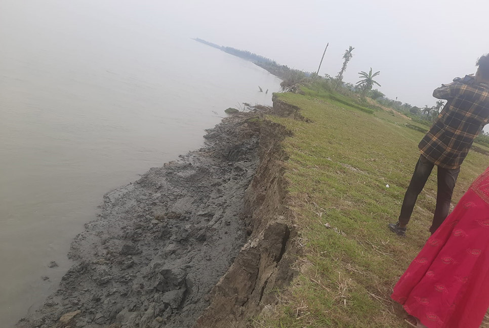 নদী ভাঙন আতঙ্কে নোয়াখালীর উপকূলবাসী 