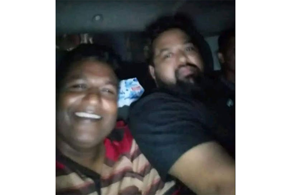 
বরিশালে মামলার আসামির
সাথে সেলফি তোলায় এসআই ক্লোজড
