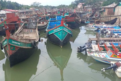 তিনদিন বন্ধের পর টেকনাফ-সেন্টমার্টিন নৌরুটে নৌ-যান চলাচল শুরু