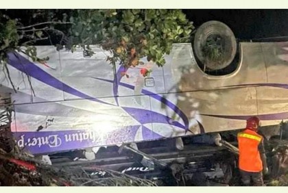 বাস উল্টে খাদে, সুপারভাইজার নিহত