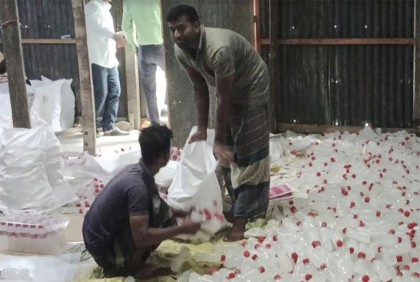 
  
নকল জুস কারখানায় অভিযান, কারখানা মালিককে জরিমানা