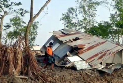 কলাপাড়ায় আকস্মিক ঝড়ে বিধ্বস্ত ঘড়বাড়ি