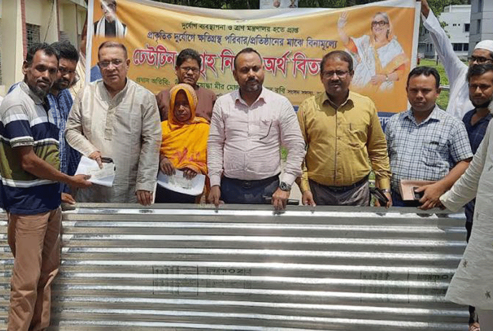 সাতক্ষীরায় ক্ষতিগ্রস্ত ১৩৩ পরিবারের পাশে দাঁড়ালো প্রশাসন